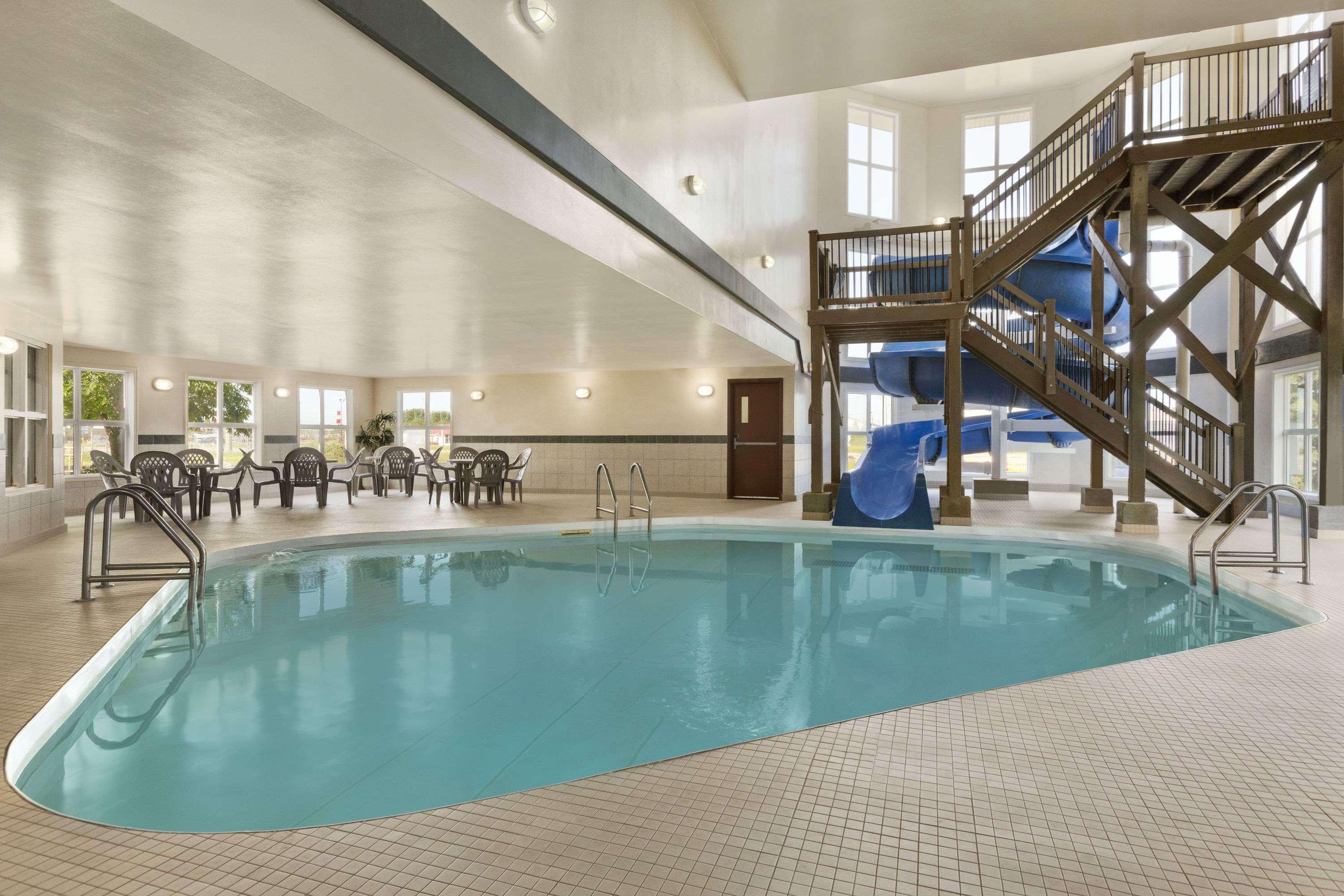 Days Inn By Wyndham Steinbach Exterior foto
