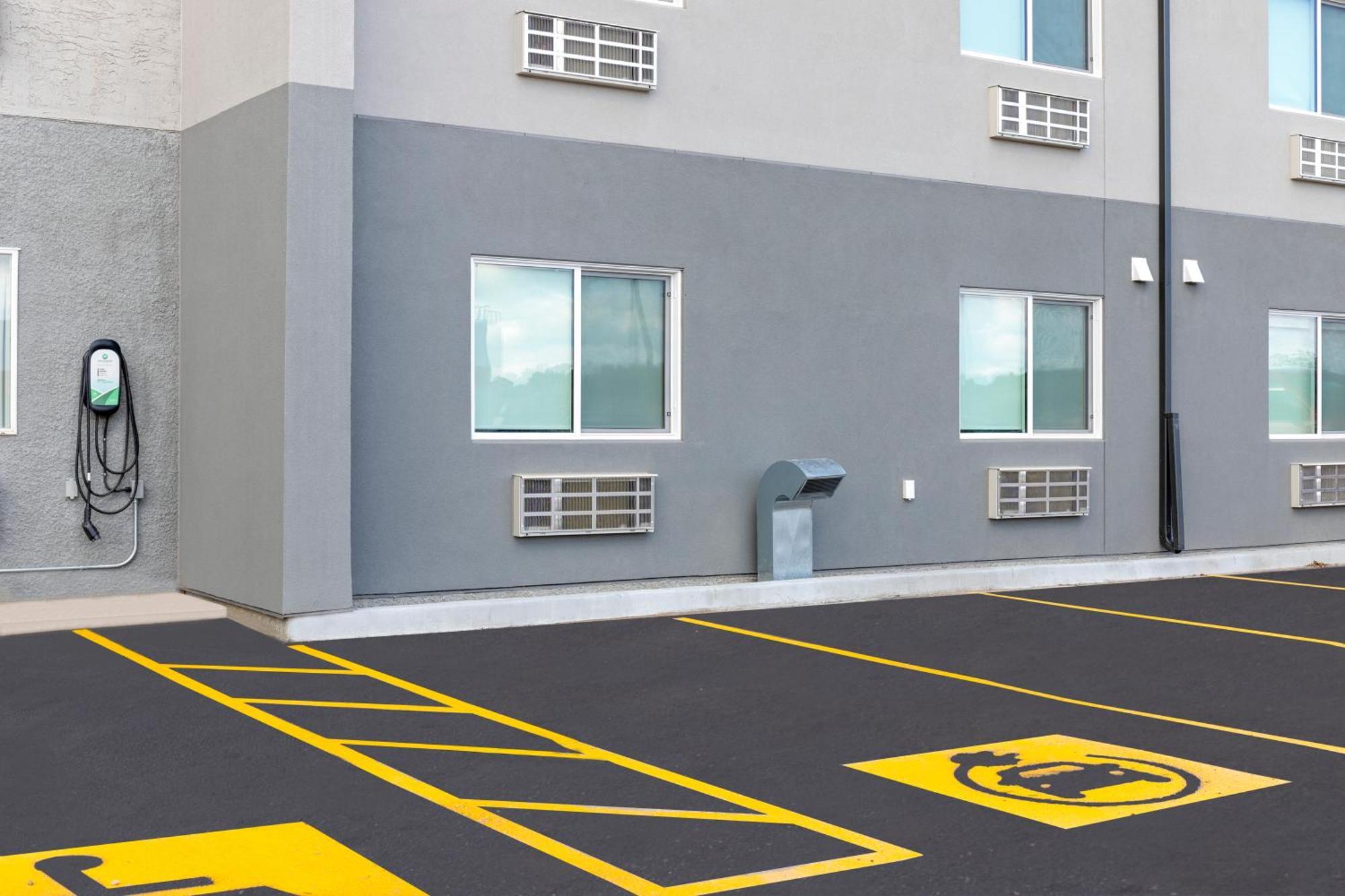 Days Inn By Wyndham Steinbach Exterior foto