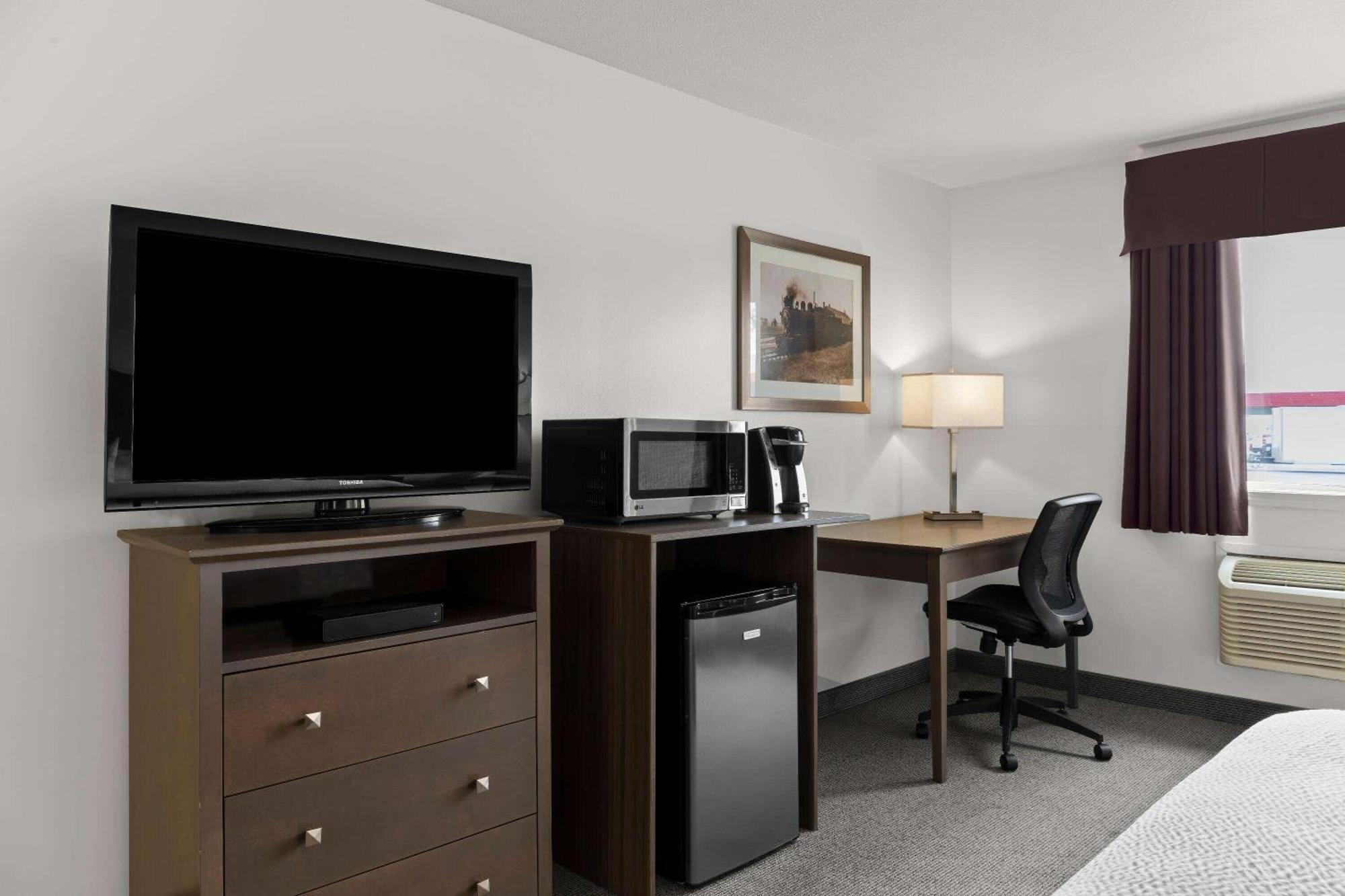 Days Inn By Wyndham Steinbach Exterior foto