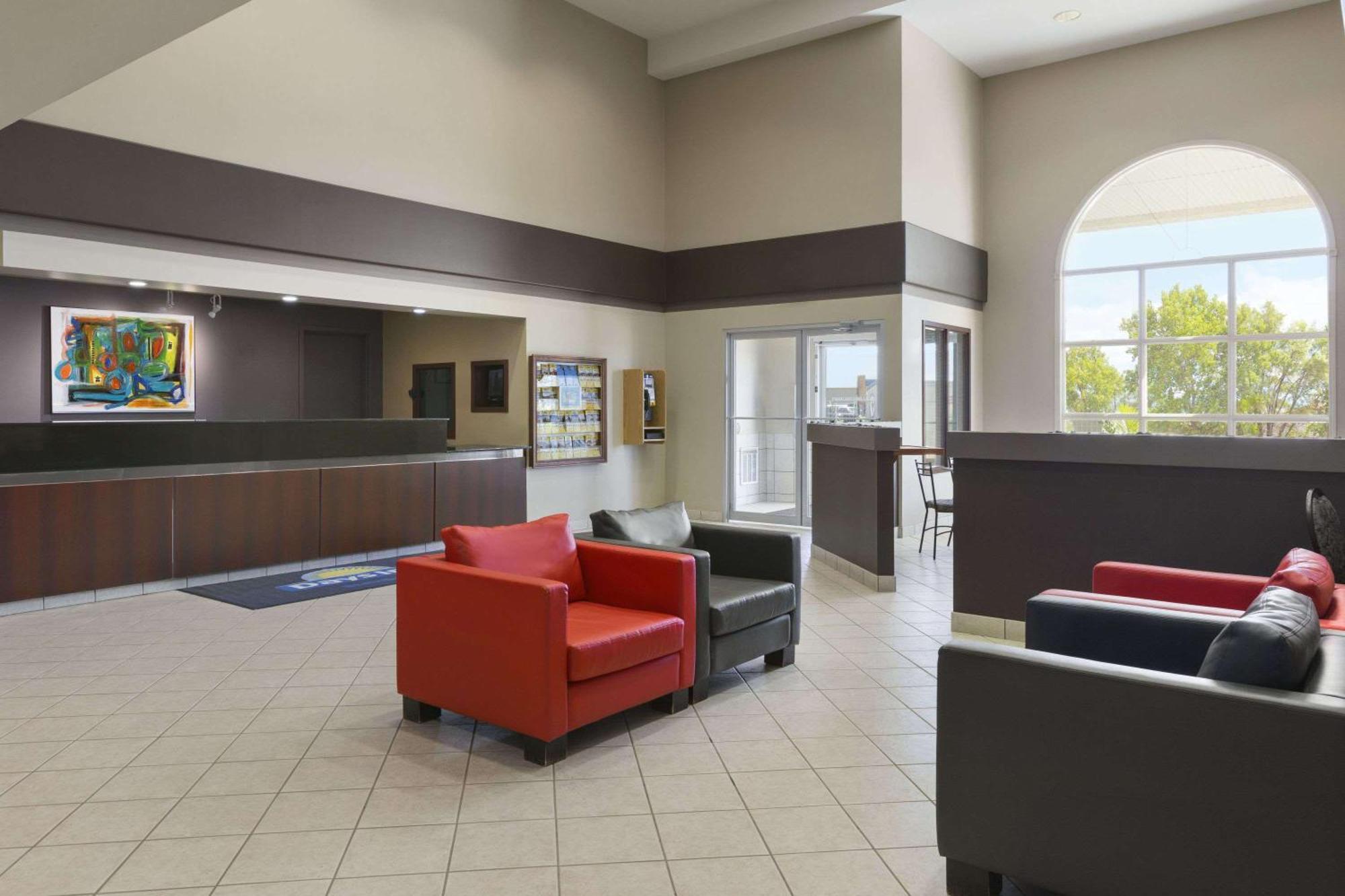 Days Inn By Wyndham Steinbach Exterior foto